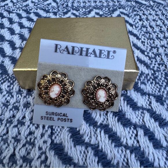 Raphael Gold Filigree Cameo Earrings - Picture 1 of 3
